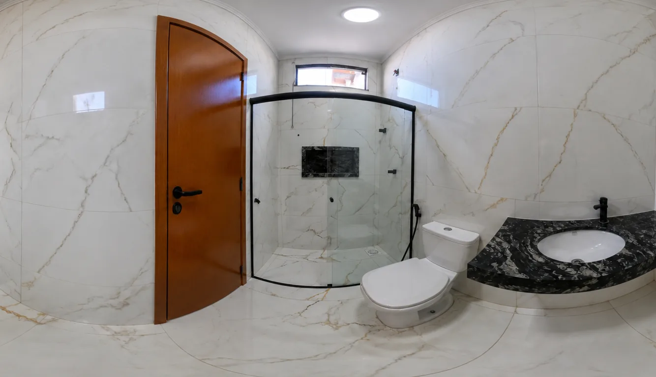 Vista ilustrativa de tour 360 do banheiro de uma casa real: porcelanato, box de vidro e bancada de granito.